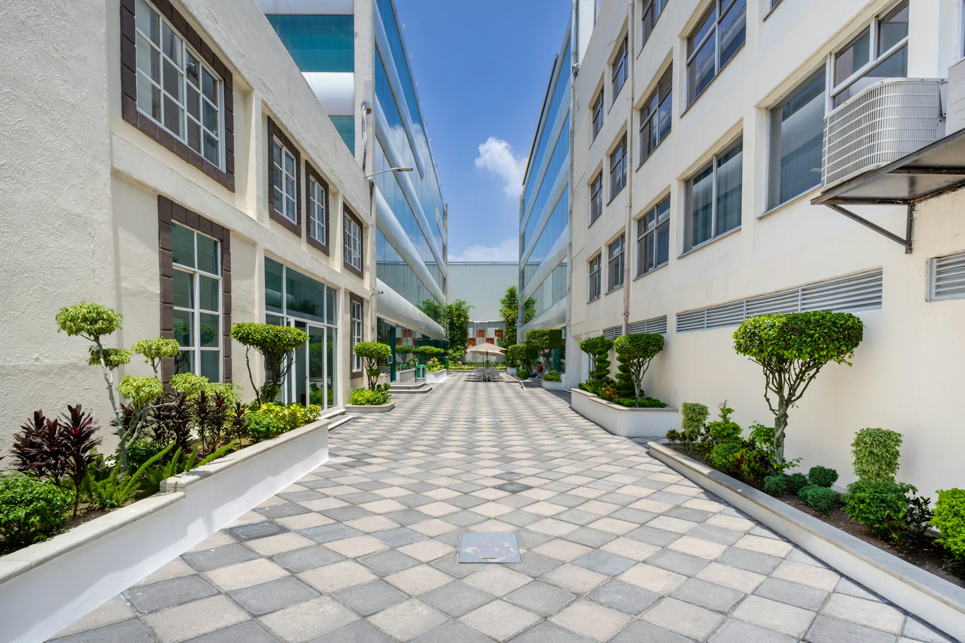 5 Signs Your Commercial Property Needs Professional Facility Management